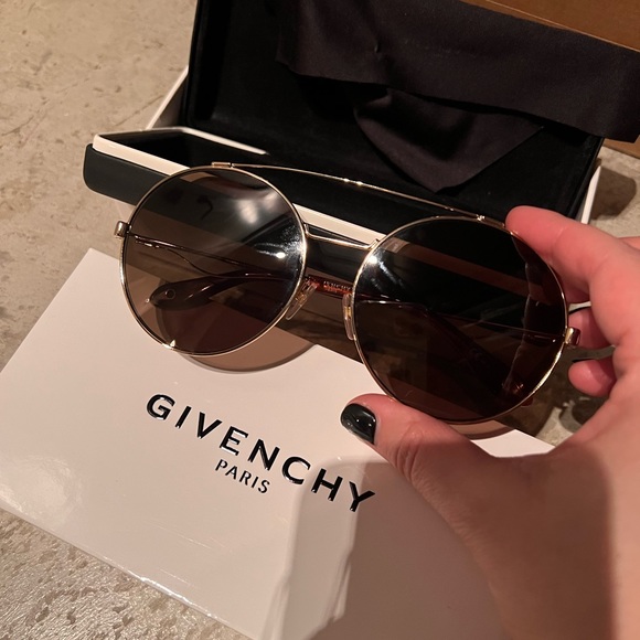authentic GIVENCHY Sunglasses — GV7048/S, Gold - Picture 9 of 10